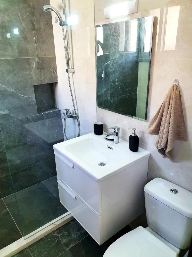 2 Bedroom Cozy Apartment Near Tourist Area, 200M From Sea Paphos Kültér fotó